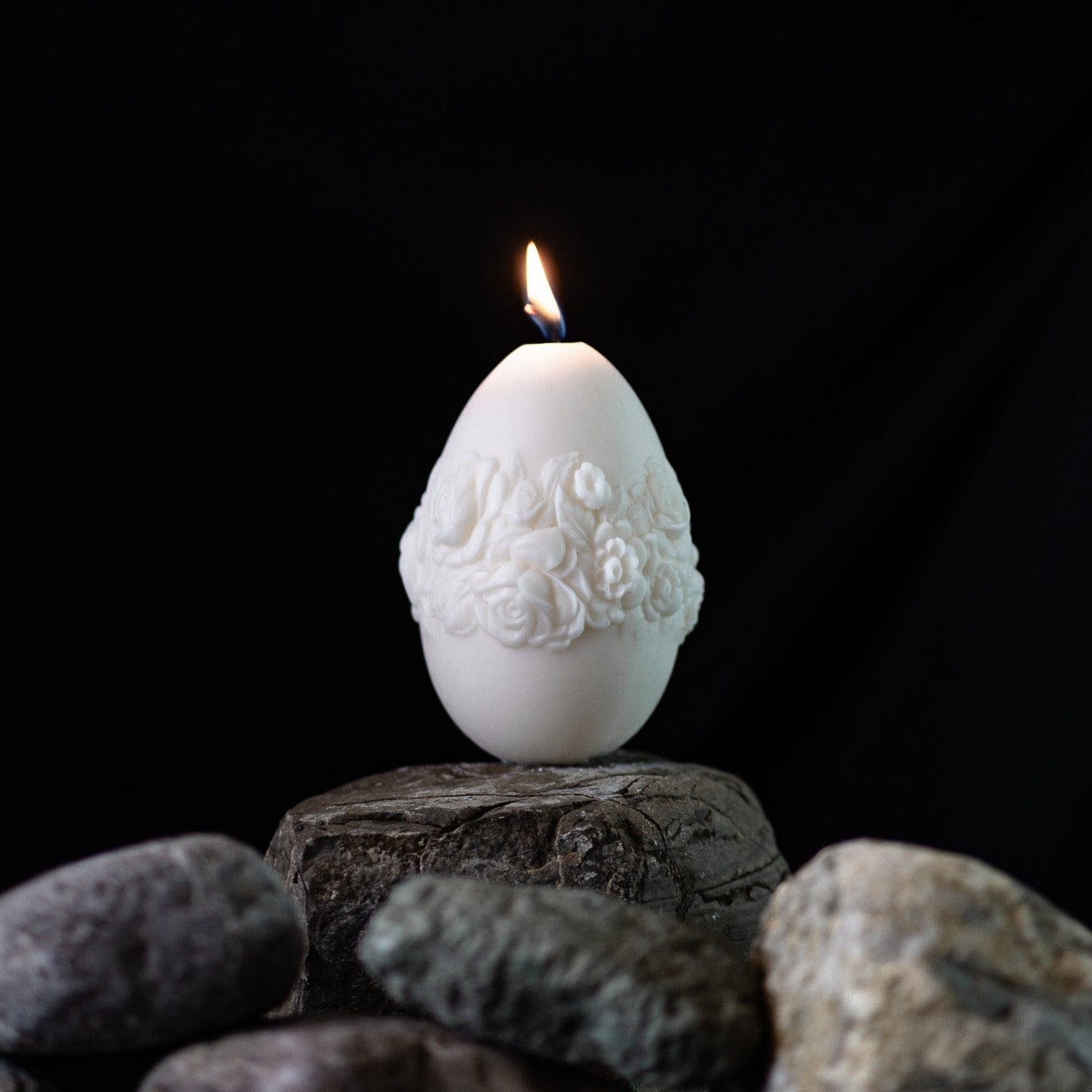 Bougie de Pâques avec des roses