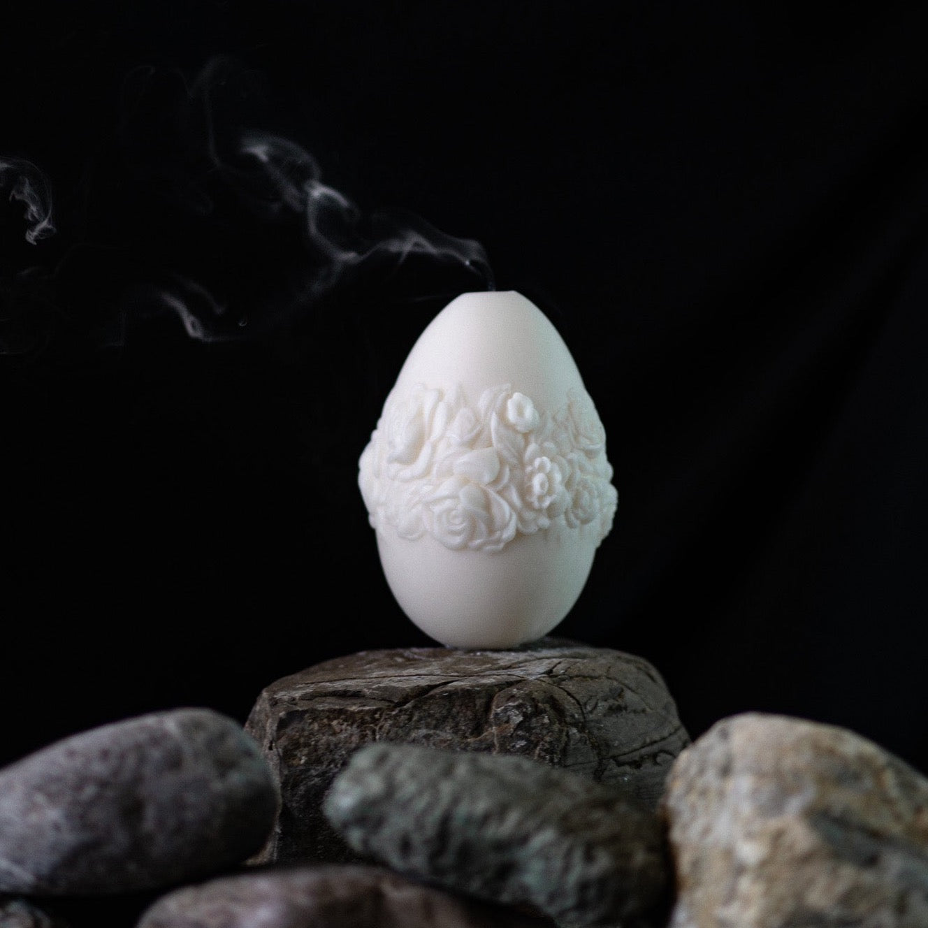 Bougie de Pâques avec des roses