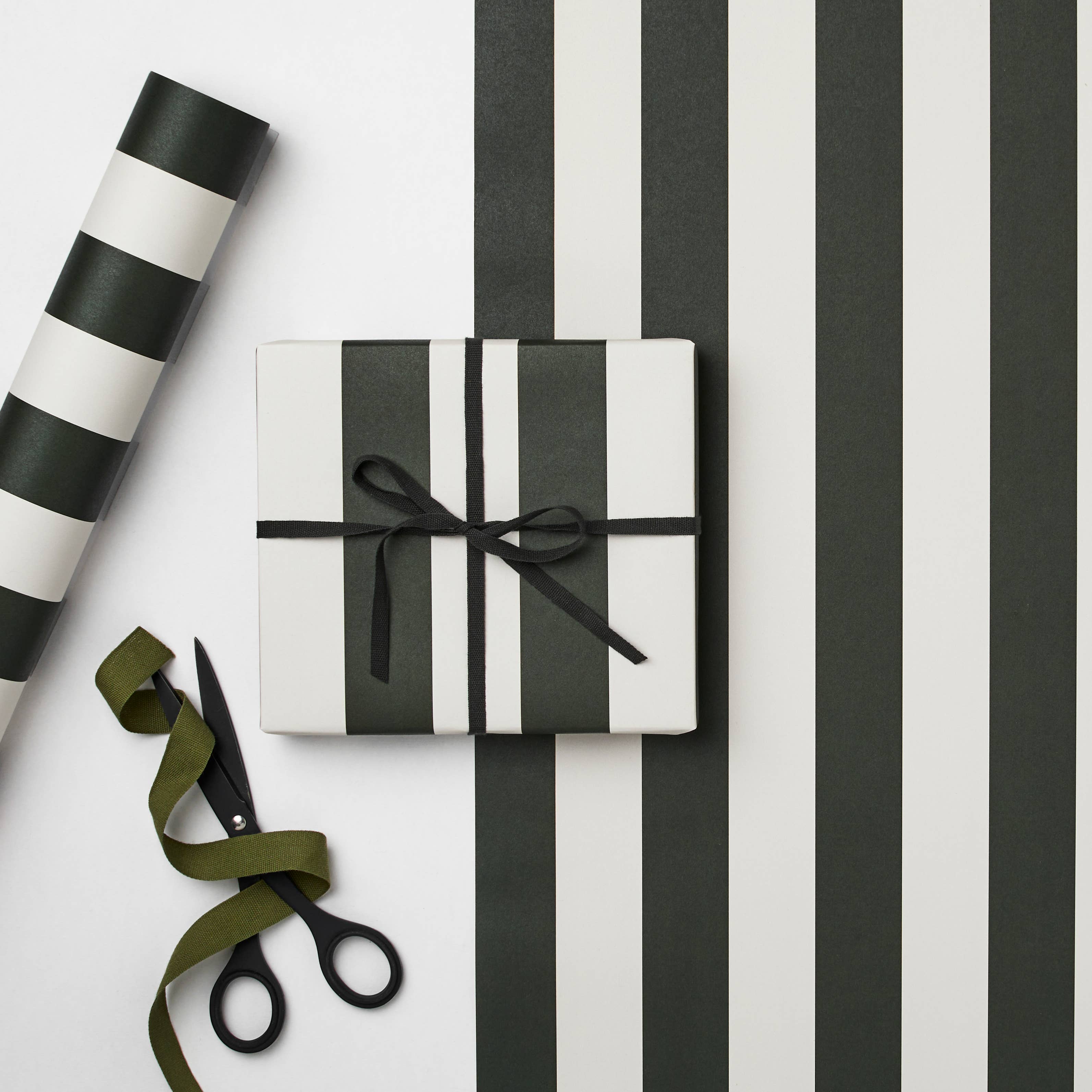 Papier cadeau rayures bleu marine