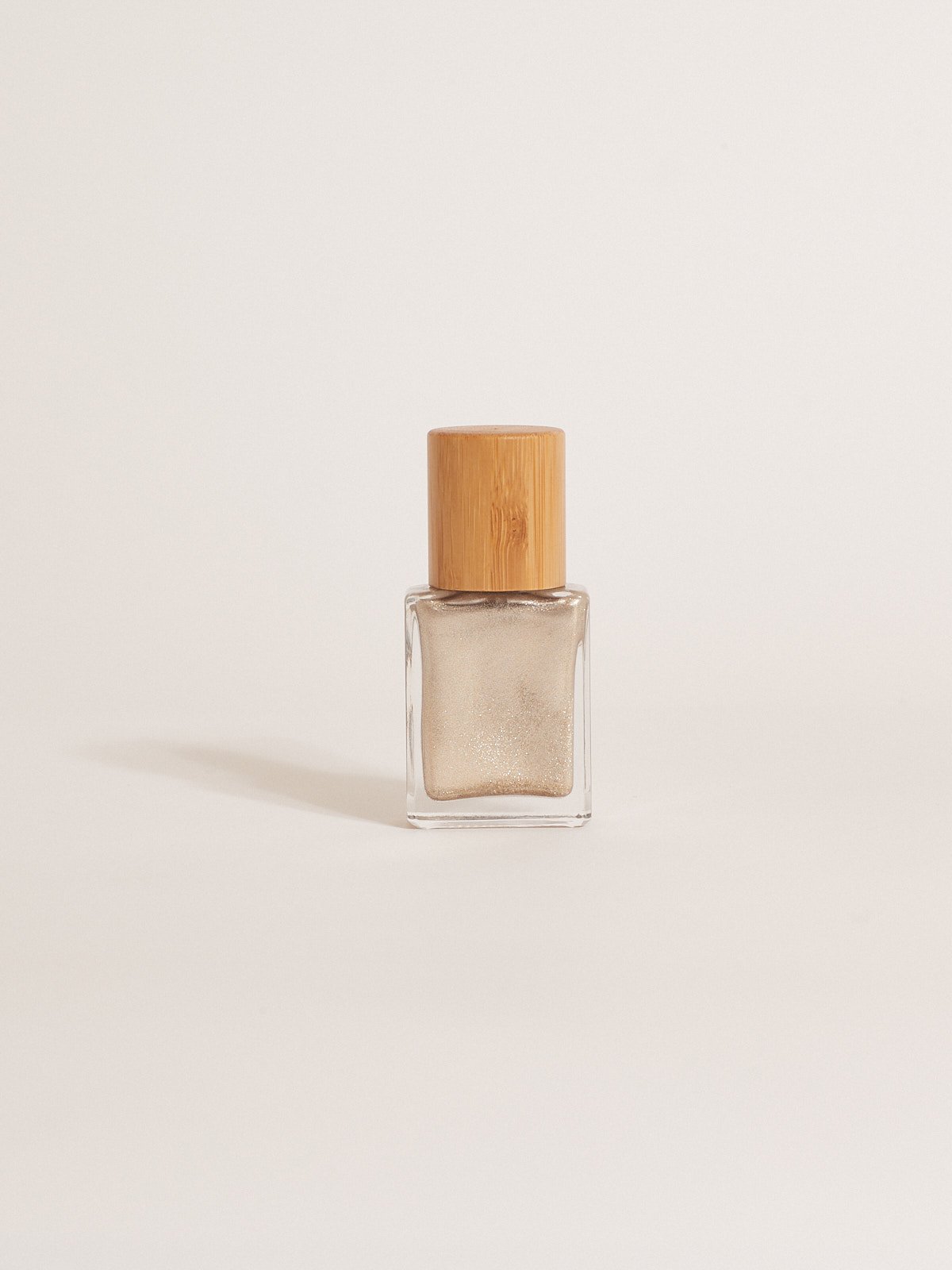 Licia Florio Nagellack Mother of Pearl