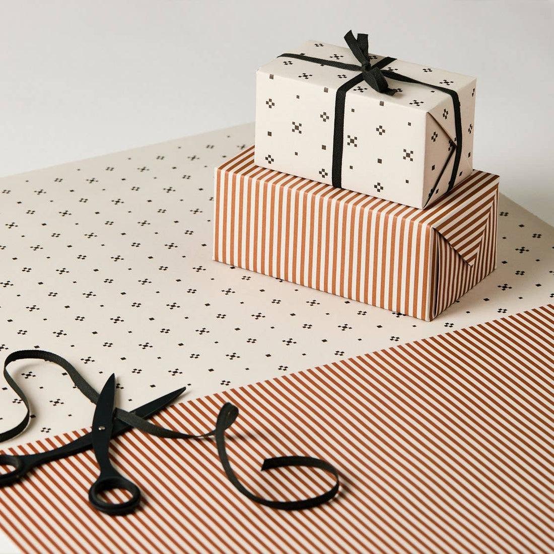 Geschenkpapier Monochrome-Kachel &amp; Zimtstreifen